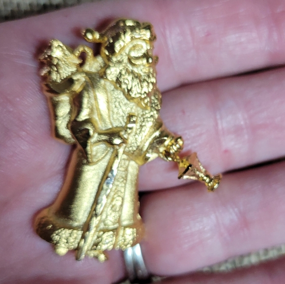 Vintage gold tone father Christmas brooch with a dangle lantern very cute - Picture 5 of 5